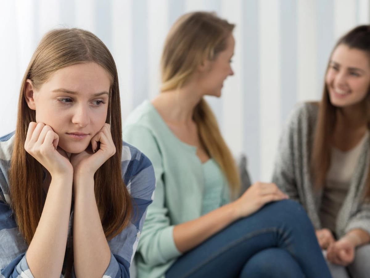 Social Anxiety Disorder Symptoms & How to Cope (Signs Explained)